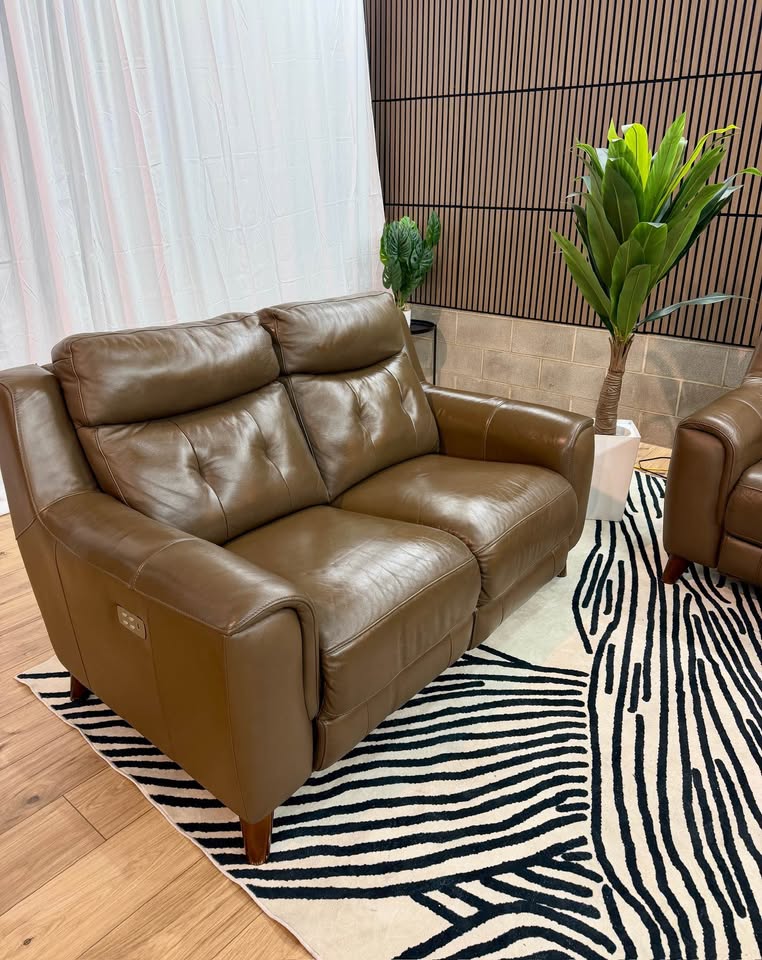 Malibu Leather Power Reclining Sofa e Loveseat Set with Power Headrests
