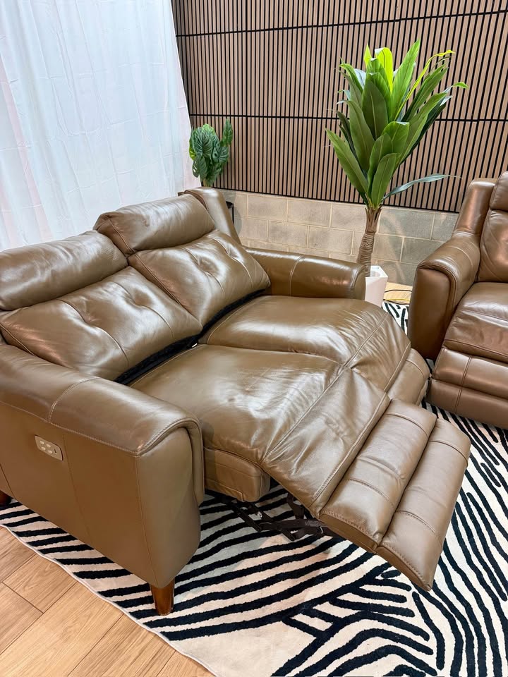 Malibu Leather Power Reclining Sofa e Loveseat Set with Power Headrests